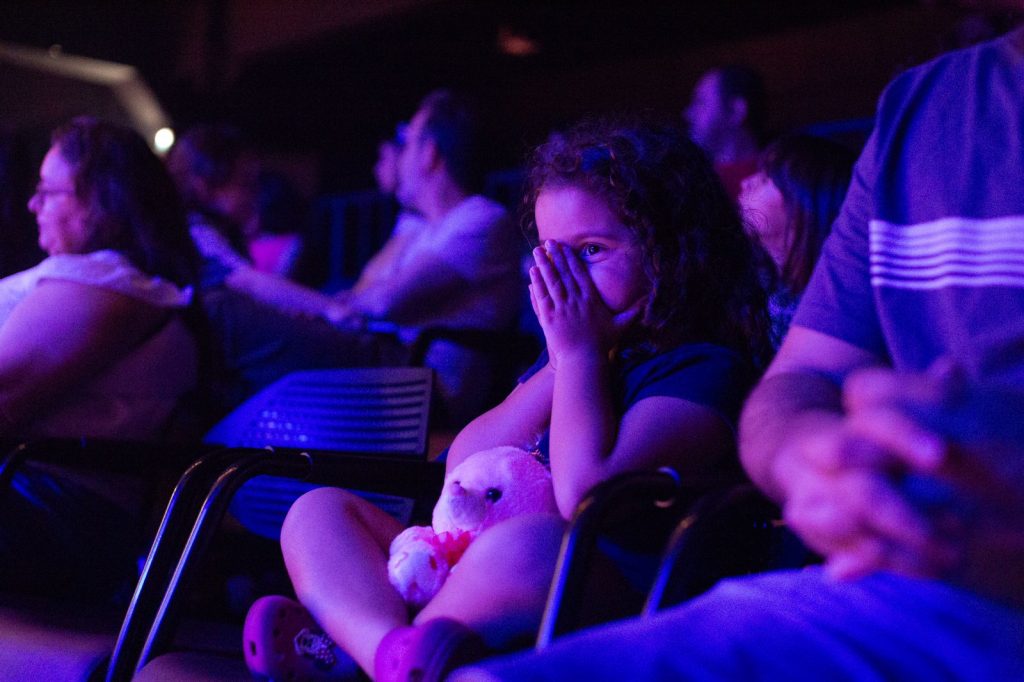 Prender a atenção da criançada não é tarefa fácil, mas por meio do teatro o grupo Luz Pequenina consegue encantá-los