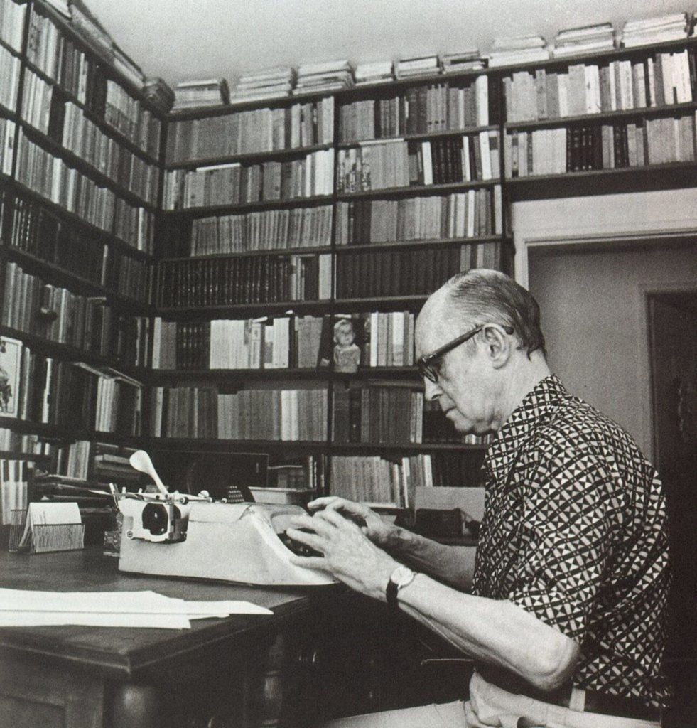 Carlos Drummond de Andrade em seu escritório, em Copacabana, o local continua intacto e foi palco para o resgate que Sura e Pedro fizeram relendo suas cartas