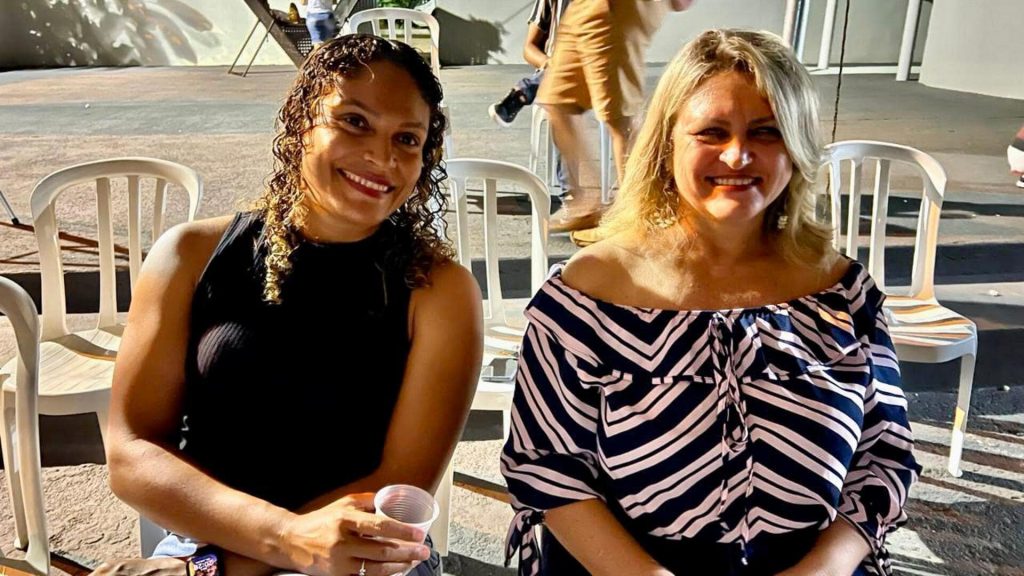 Elivânia Souza com a amiga durante a exibição do cinema itinerante em Matrinchã