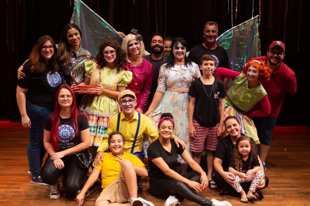 A partir da máxima de evidenciar as relações familiares acolhedoras, o grupo busca levar esperança, fé e amor para as crianças