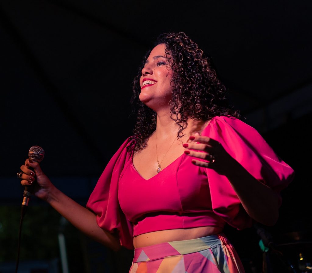 A cantora Larissa Moura se apresenta na Varanda Sesc Centro nesta sexta-feira (19), às 12h