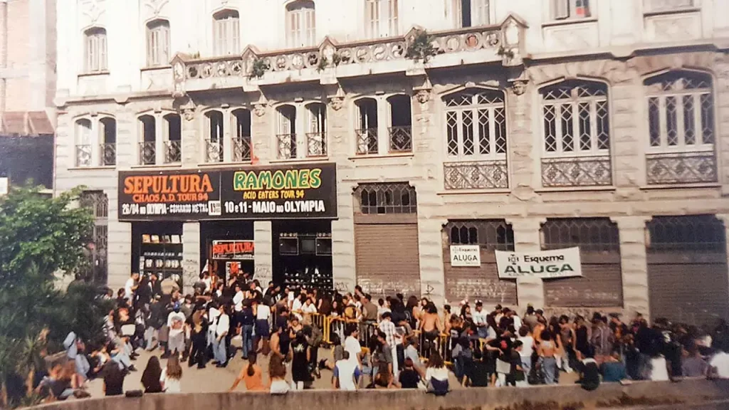 A loja de vinis Woodstock recebeu em 1994 o Sepultura para uma tarde de autógrafos e a fila mostra o sucesso
